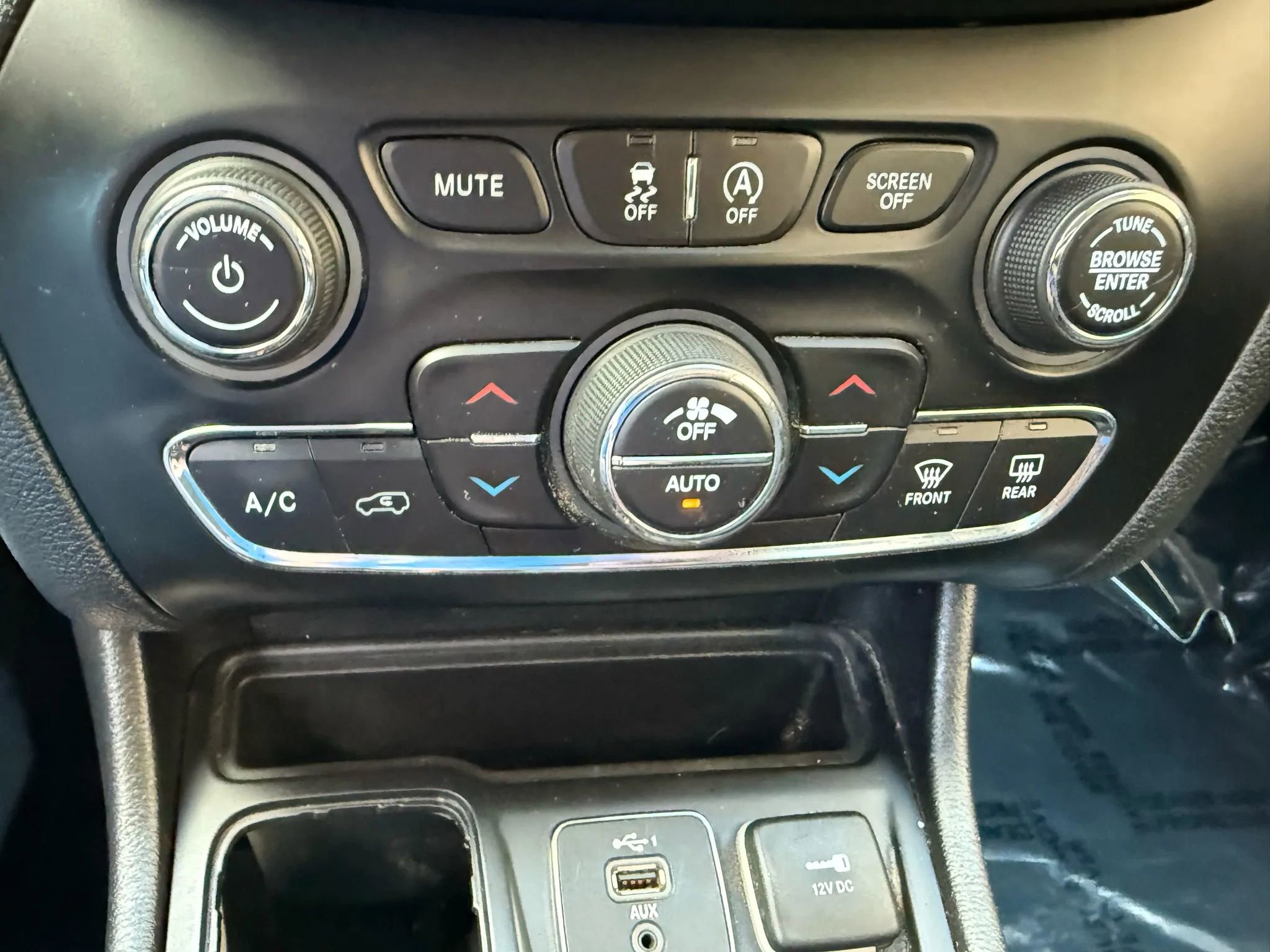 Used 2020 Jeep Cherokee Limited FWD image 19