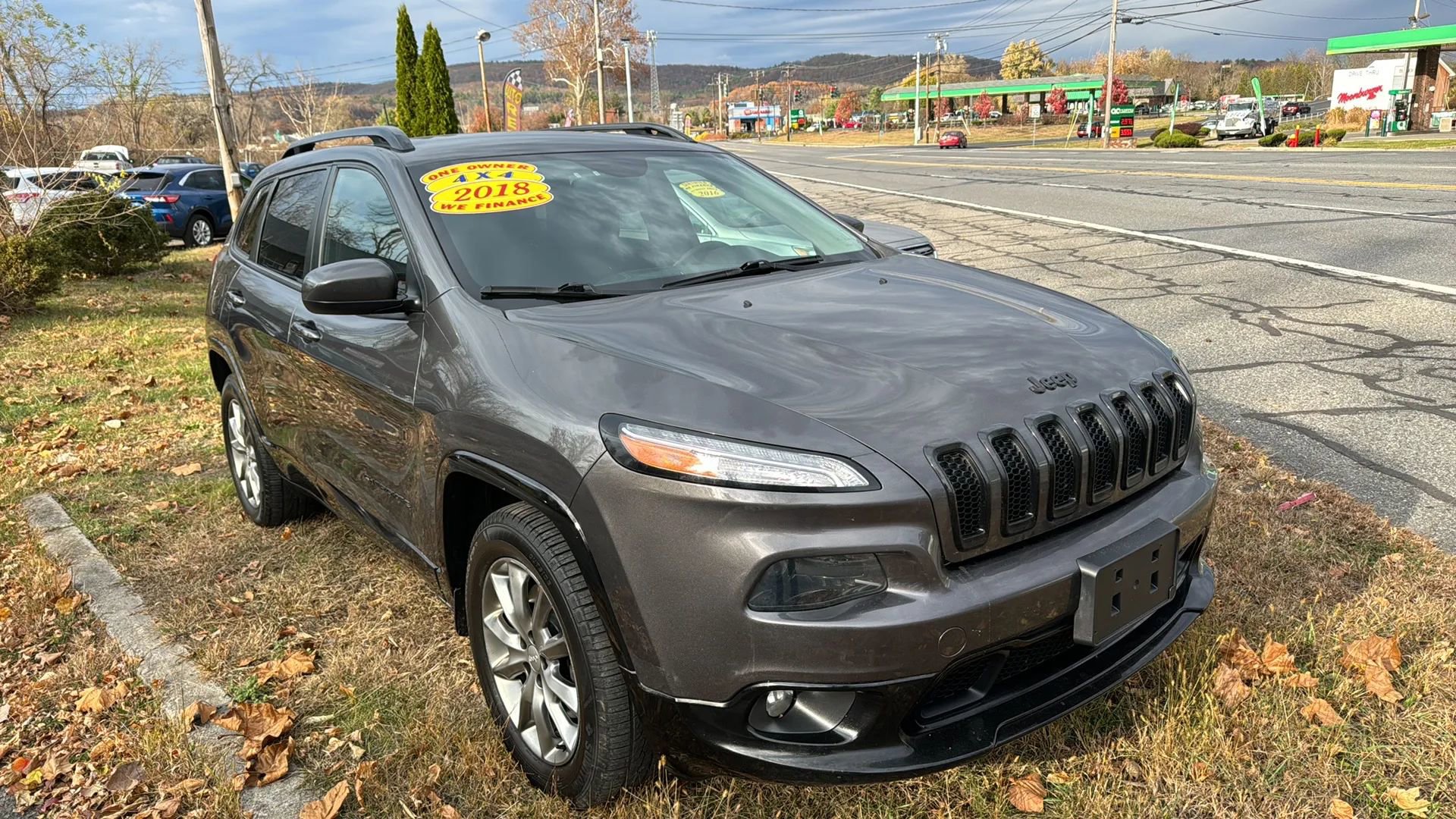 Used 2018 Jeep Cherokee Latitude AWD/4WD image 3