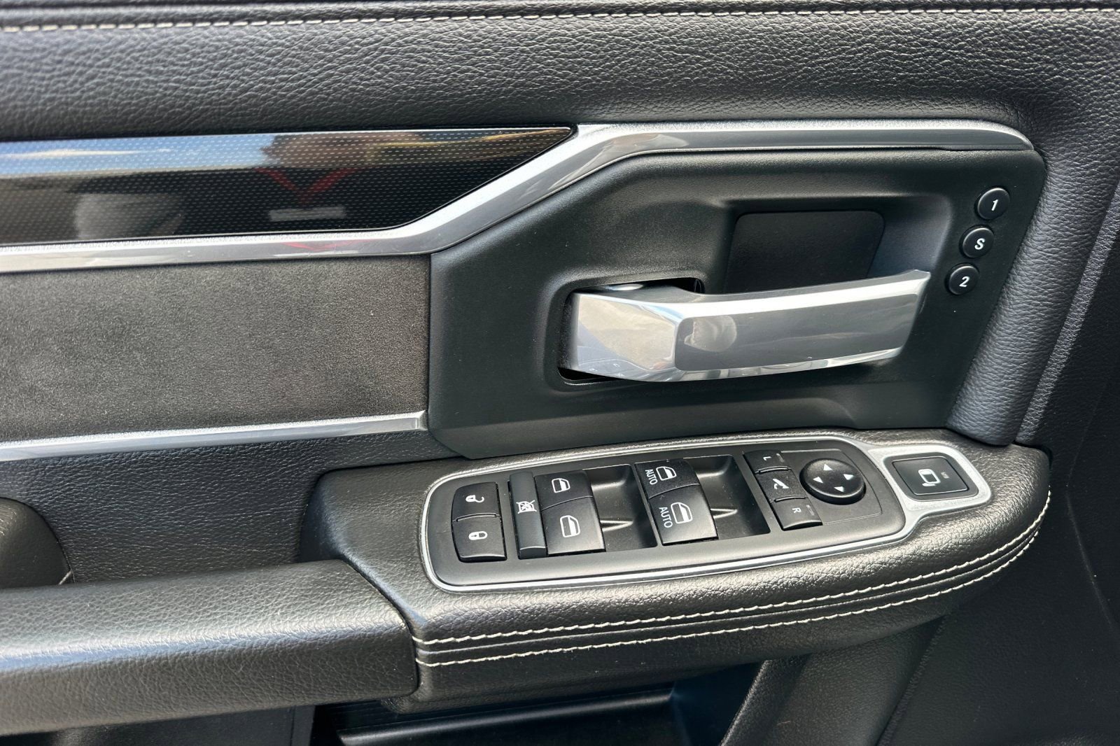 Used 2020 RAM 2500 Laramie w/ Night Edition AWD/4WD image 11
