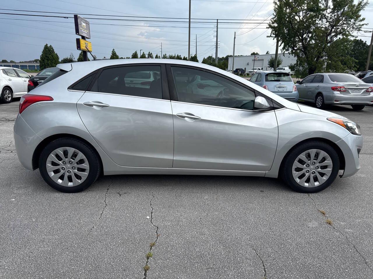 Used 2017 Hyundai Elantra GT FWD image 4