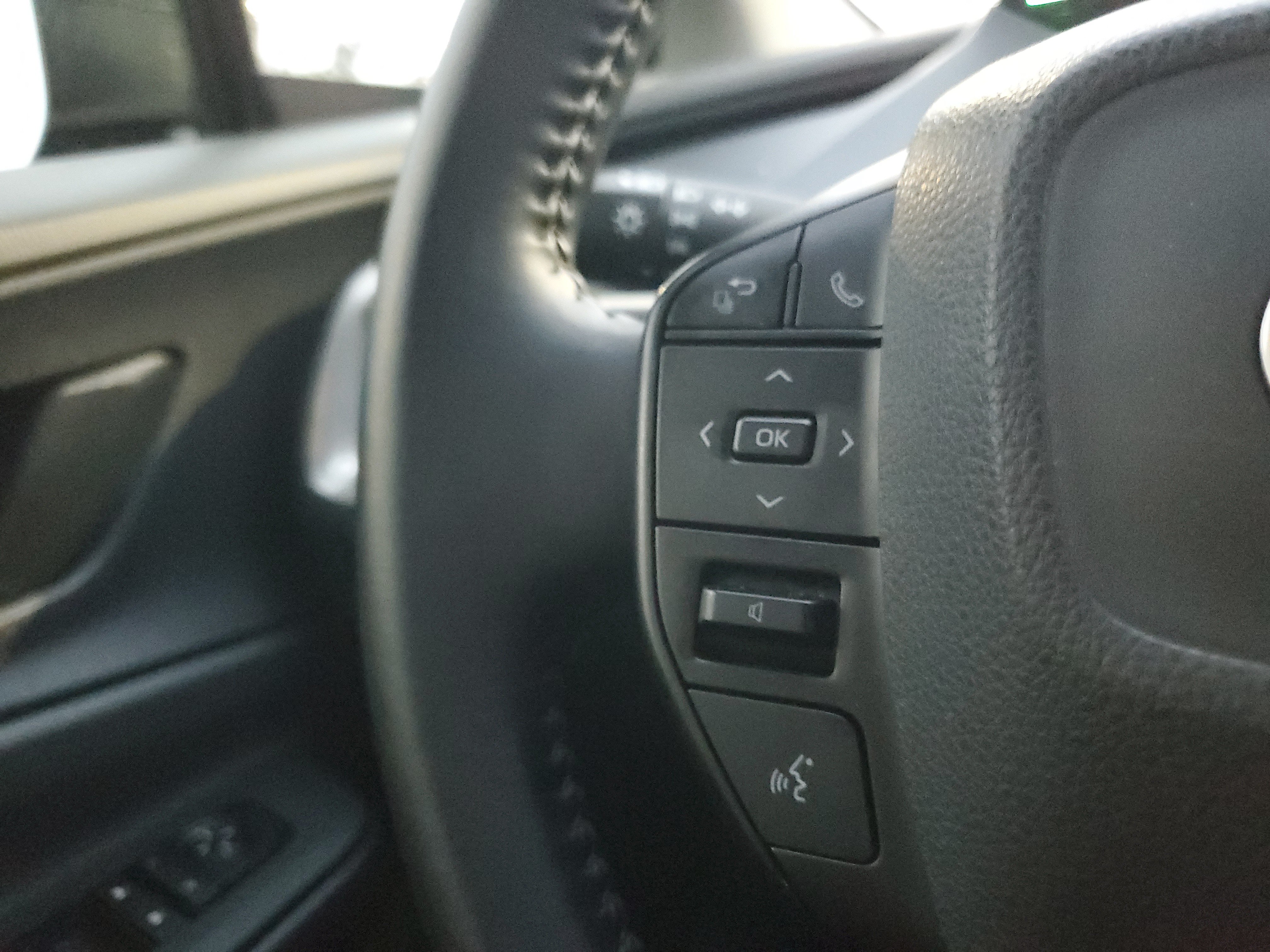 Certified 2024 Toyota Prius LE FWD image 23