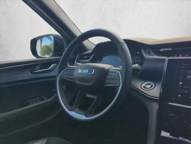 Used 2025 Jeep Grand Cherokee Altitude RWD image 24