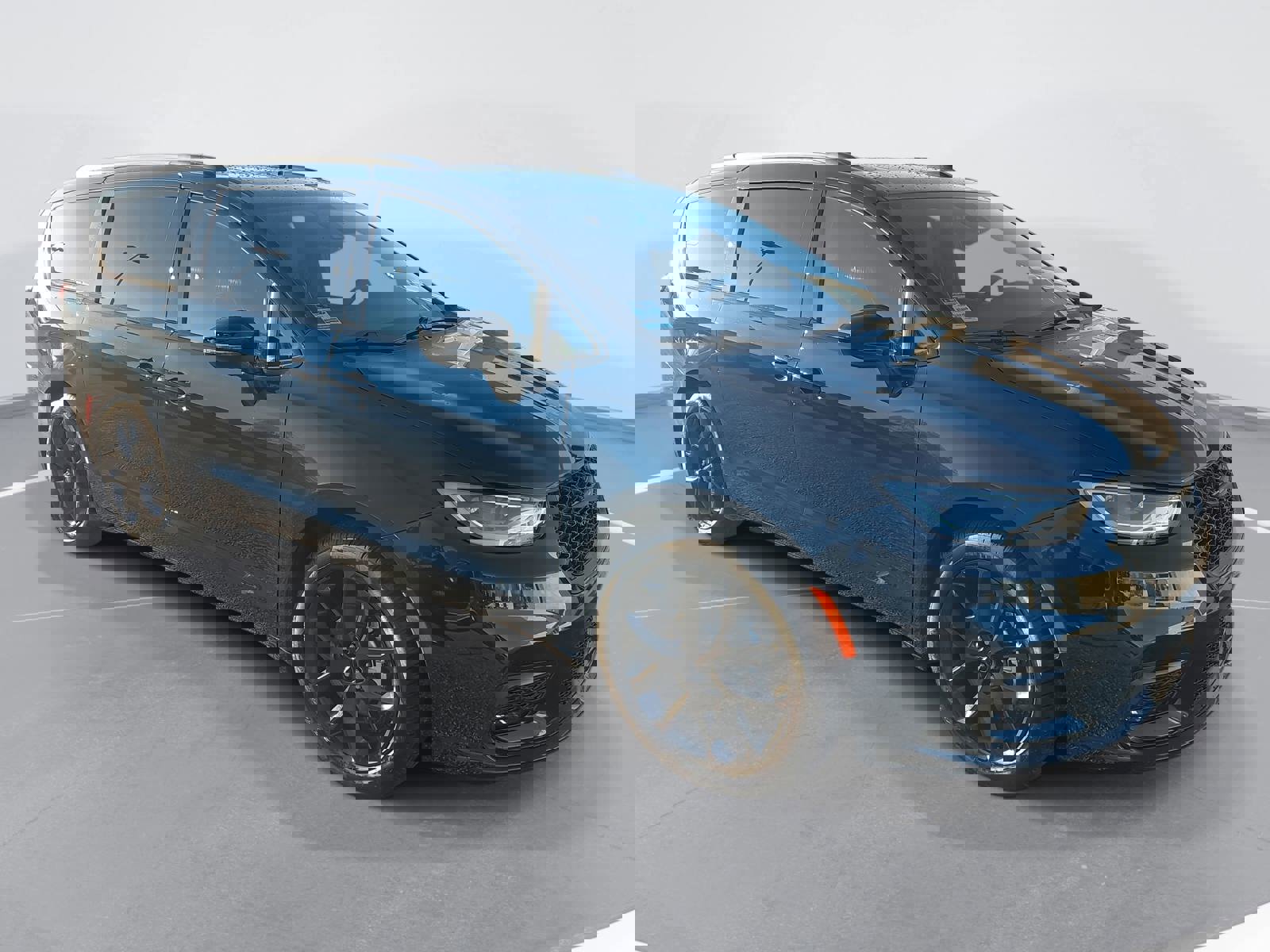 Used 2025 Chrysler Pacifica Limited image 3