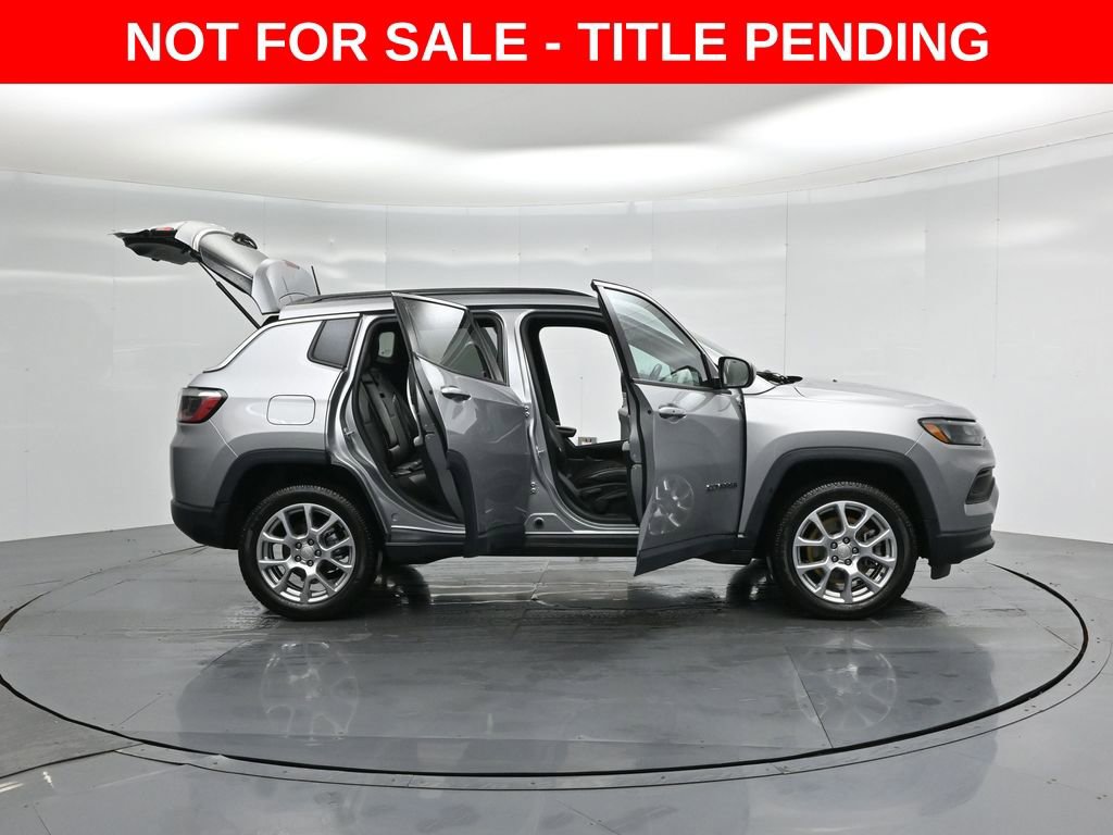 Used 2023 Jeep Compass Latitude image 3