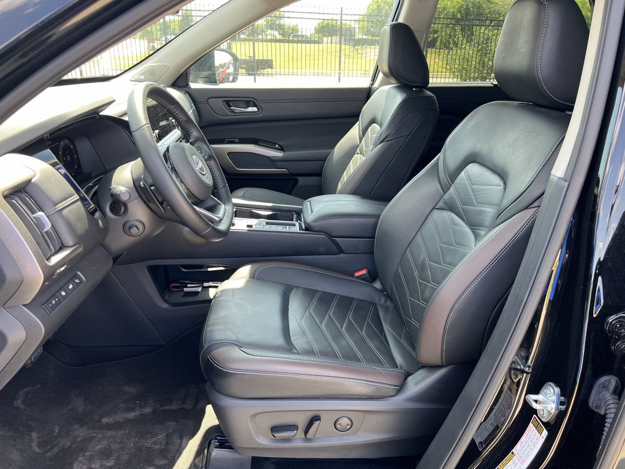Certified 2025 Nissan Pathfinder Platinum FWD image 10