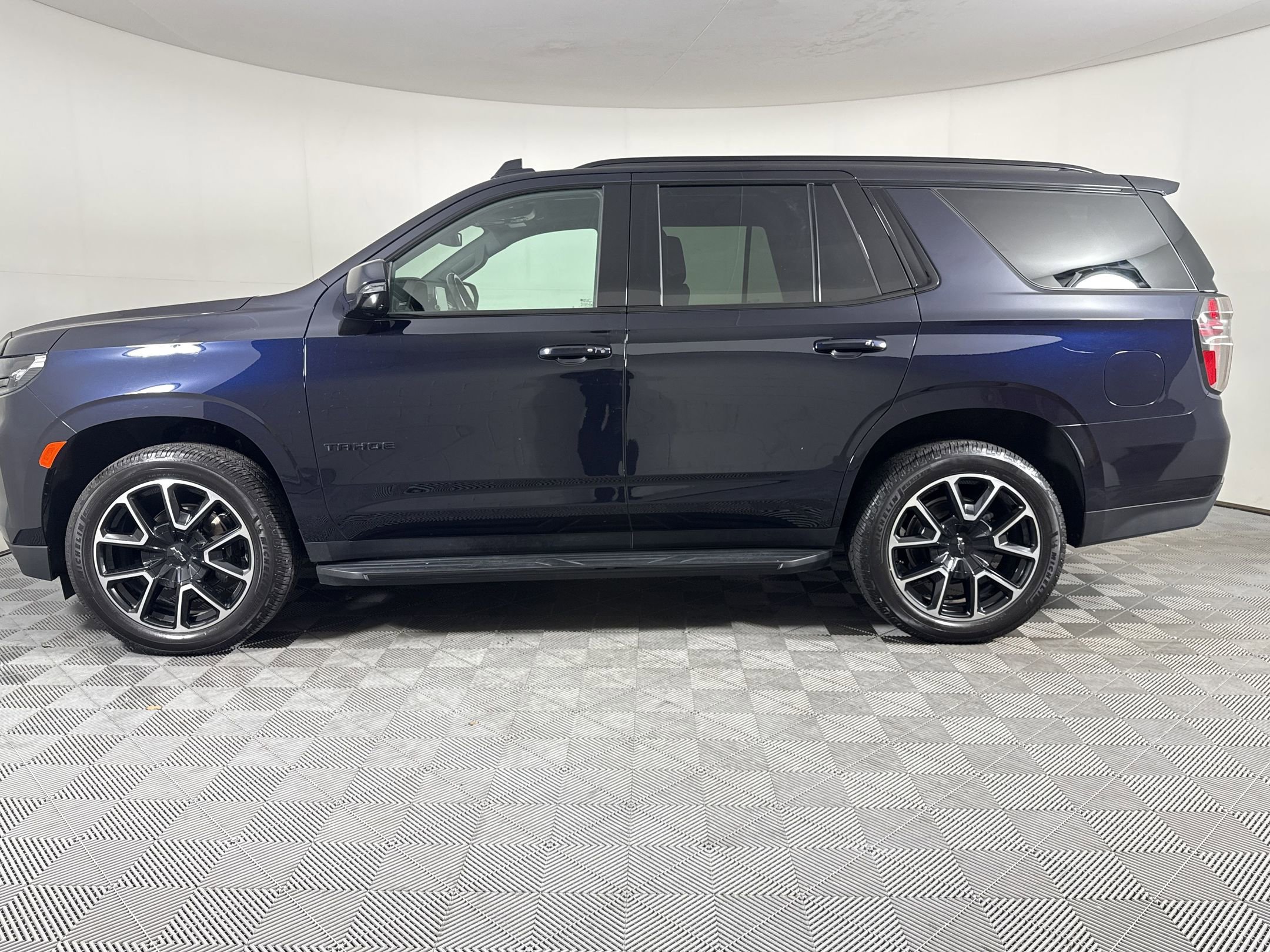 Used 2022 Chevrolet Tahoe RST w/ Luxury Package AWD/4WD image 2