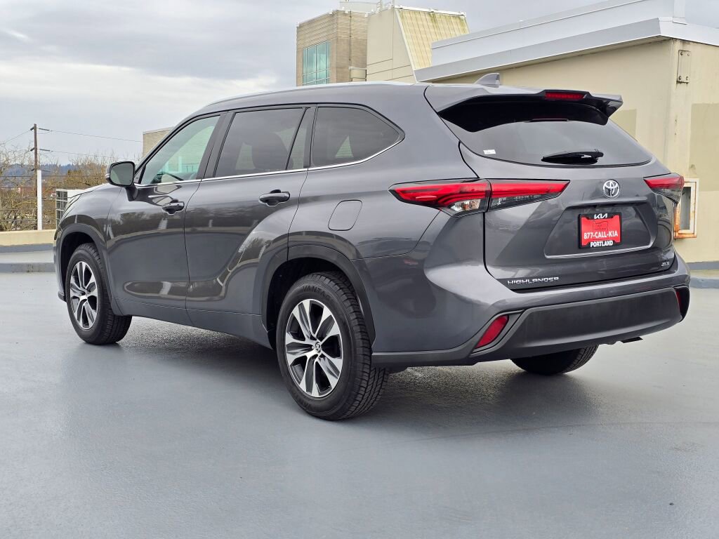 Used 2023 Toyota Highlander XLE FWD image 5