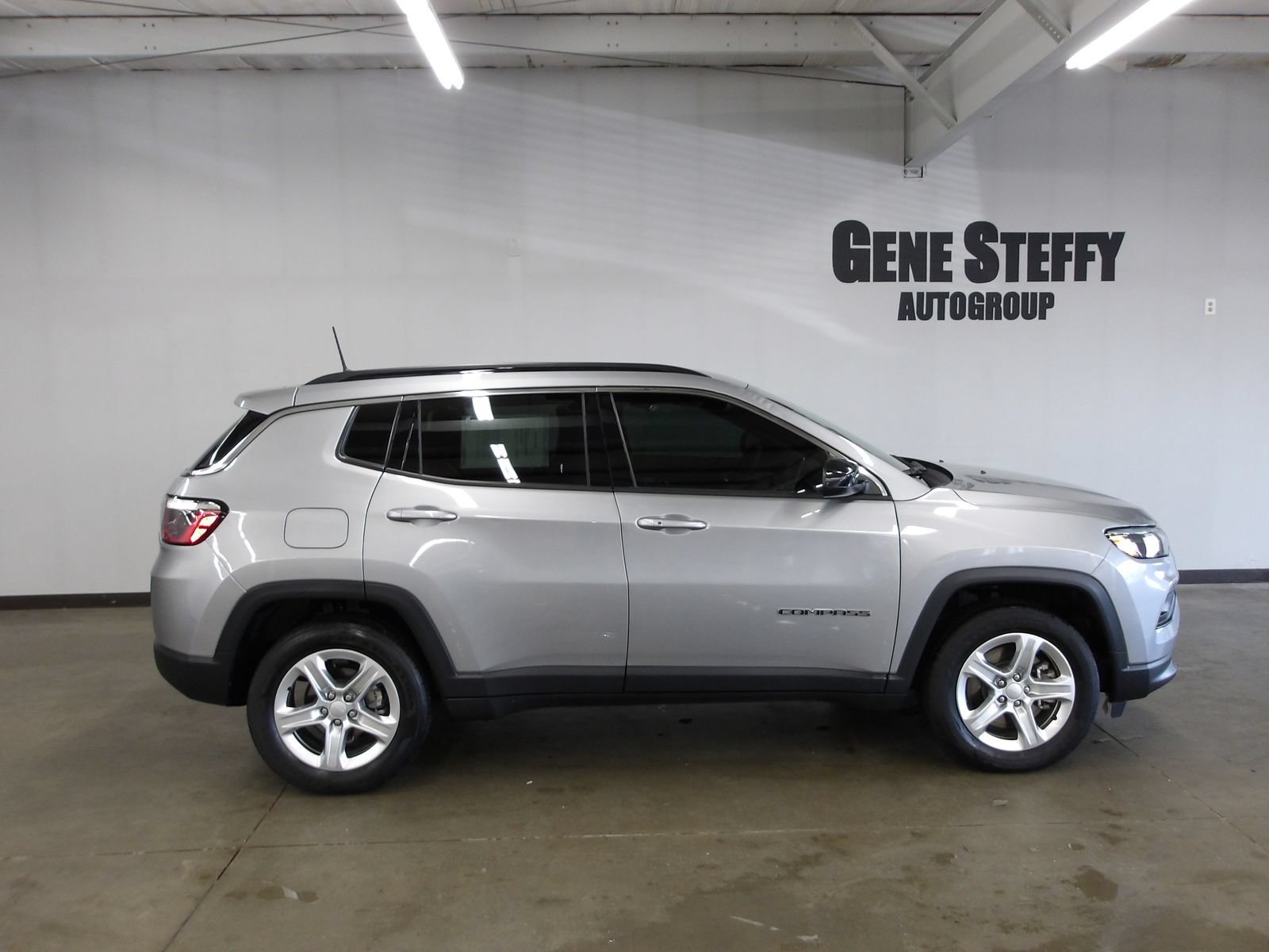 Used 2023 Jeep Compass Latitude w/ Convenience Group AWD/4WD image 3