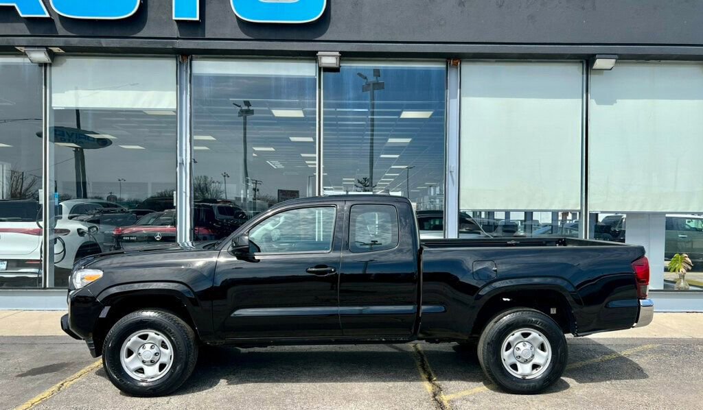 Used 2016 Toyota Tacoma SR image 2