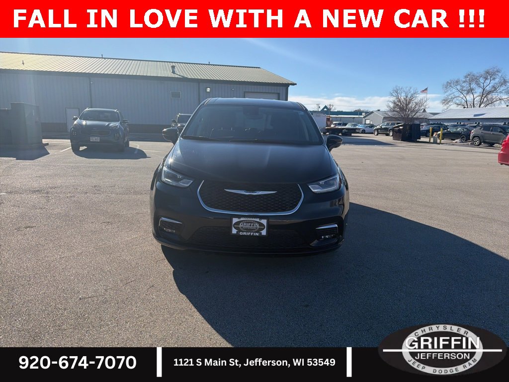 Used 2024 Chrysler Pacifica Select image 3