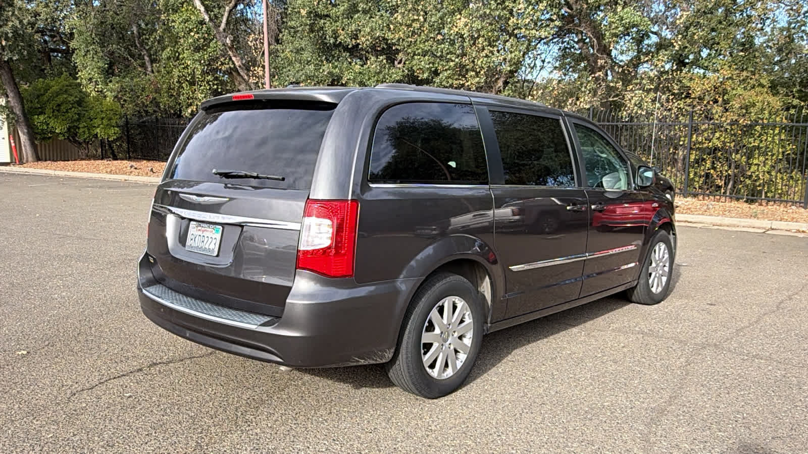 Used 2015 Chrysler Town & Country Touring FWD image 5