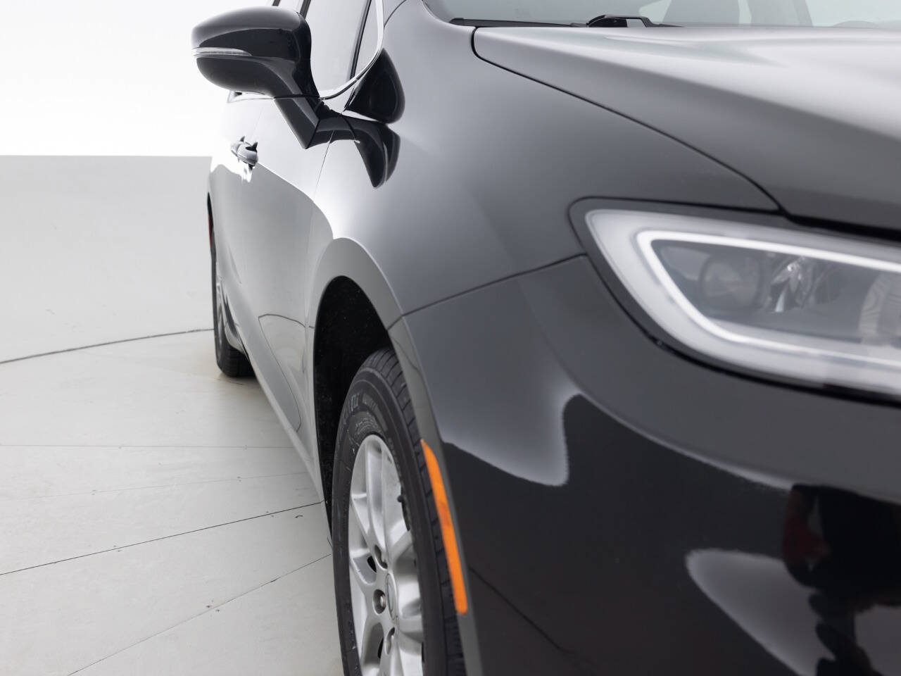 Used 2021 Chrysler Pacifica Touring FWD image 11