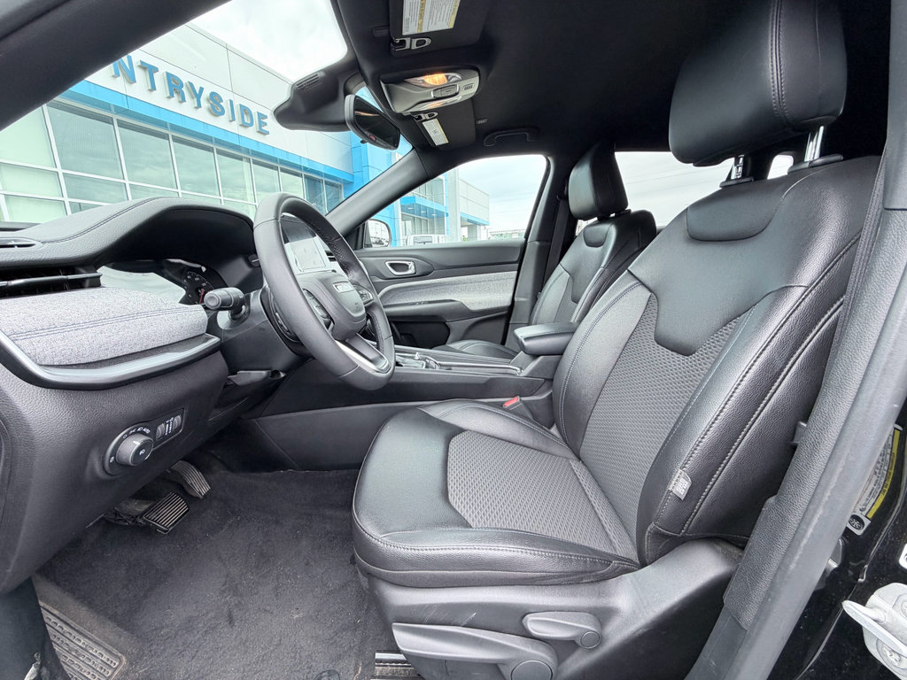 Used 2025 Jeep Compass Latitude AWD/4WD image 20