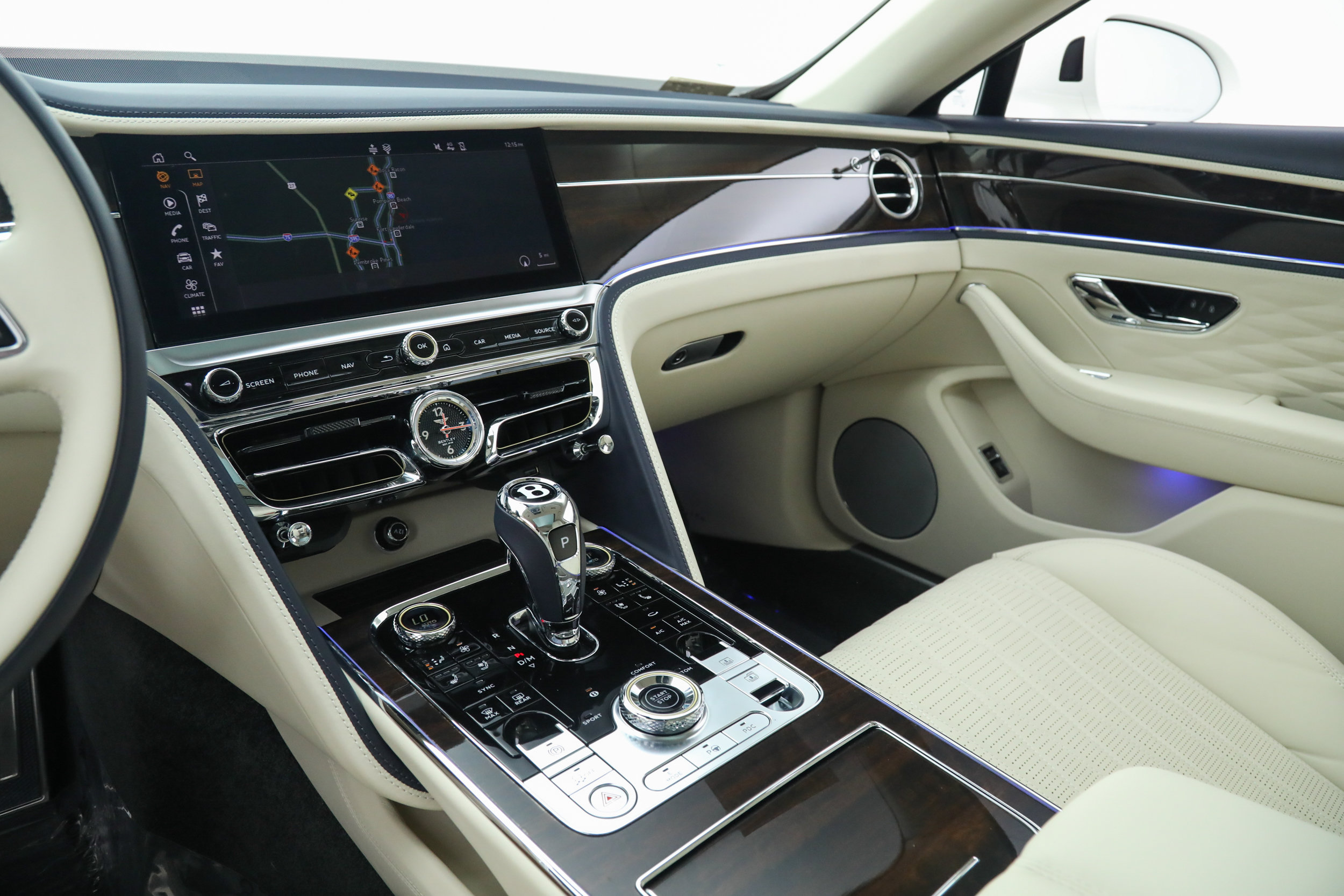 Used 2022 Bentley Flying Spur Plug-In Hybrid AWD/4WD image 34