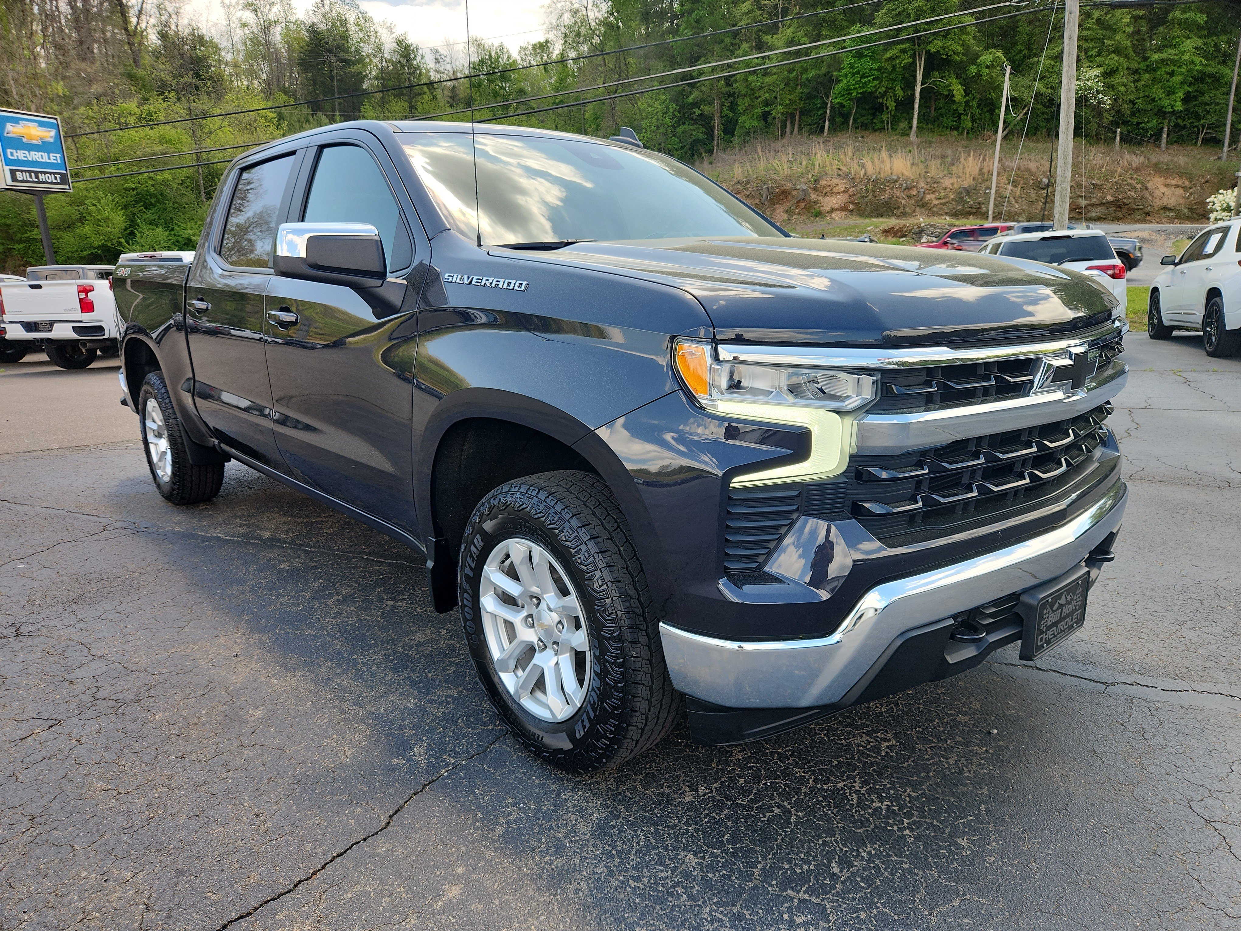Used 2022 Chevrolet Silverado 1500 LT AWD/4WD image 11