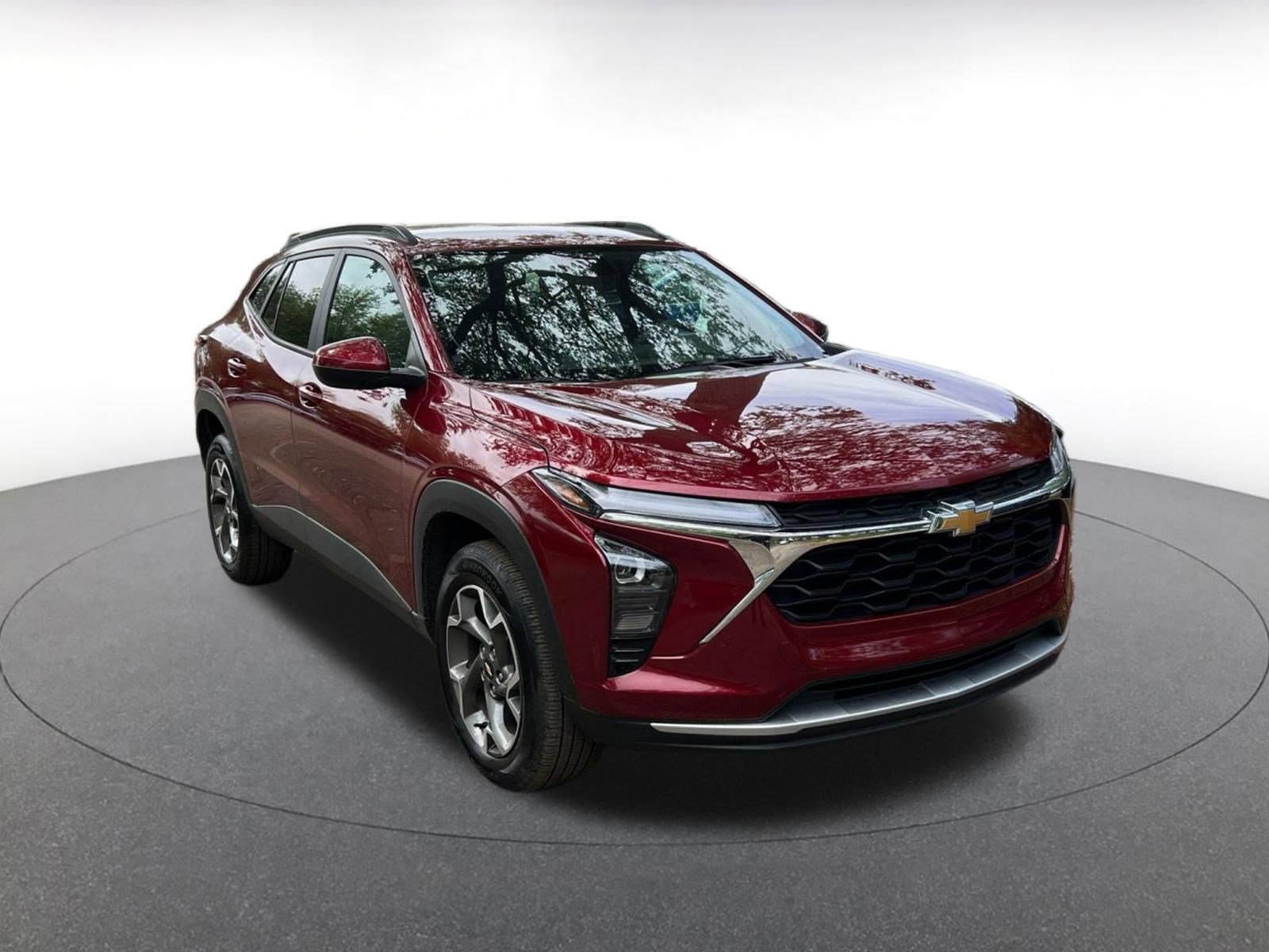 Used 2025 Chevrolet Trax LT FWD image 1