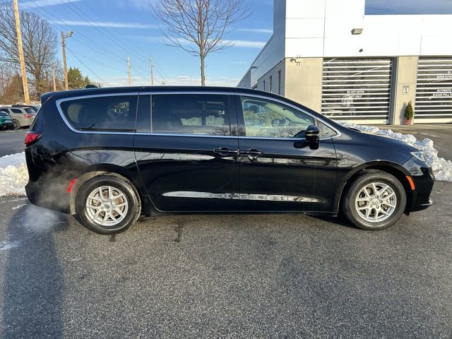 Used 2024 Chrysler Pacifica Touring-L image 9