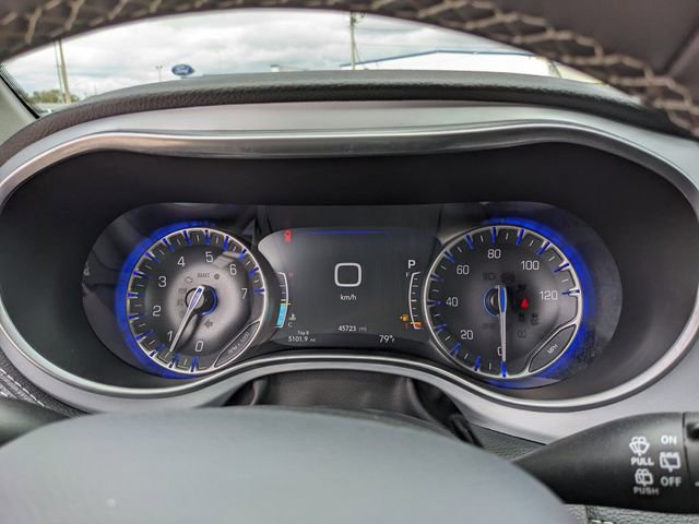 Used 2025 Chrysler Pacifica Limited image 38