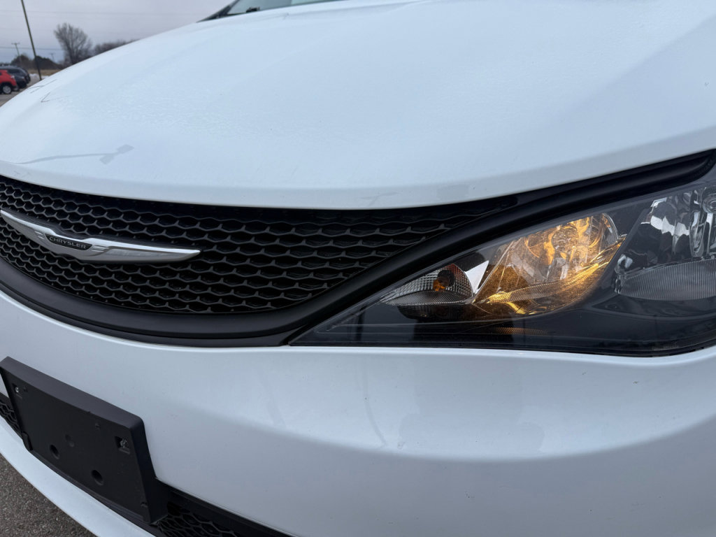 Used 2023 Chrysler Voyager LX image 9