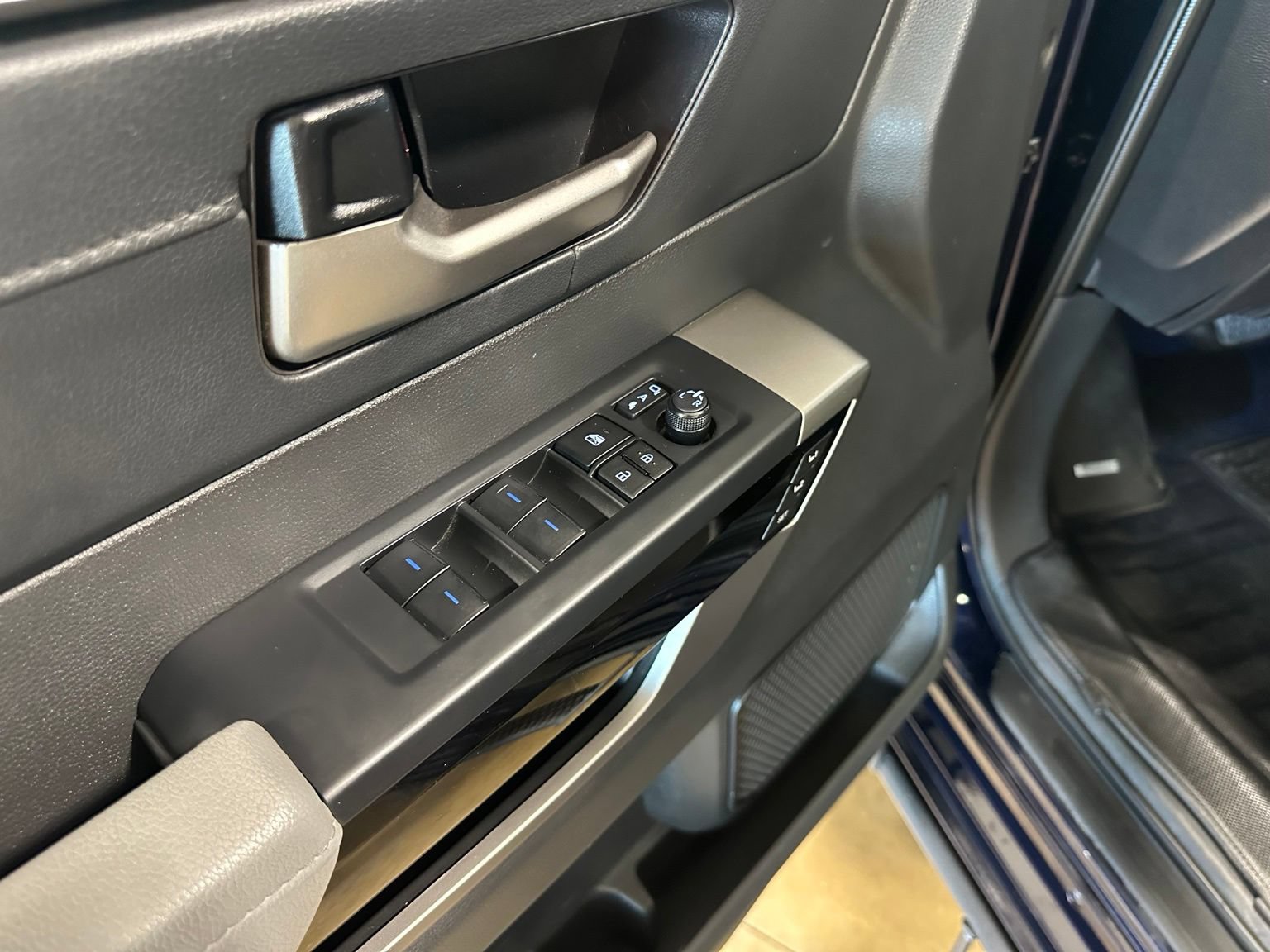 Used 2024 Toyota Tundra Limited AWD/4WD image 13