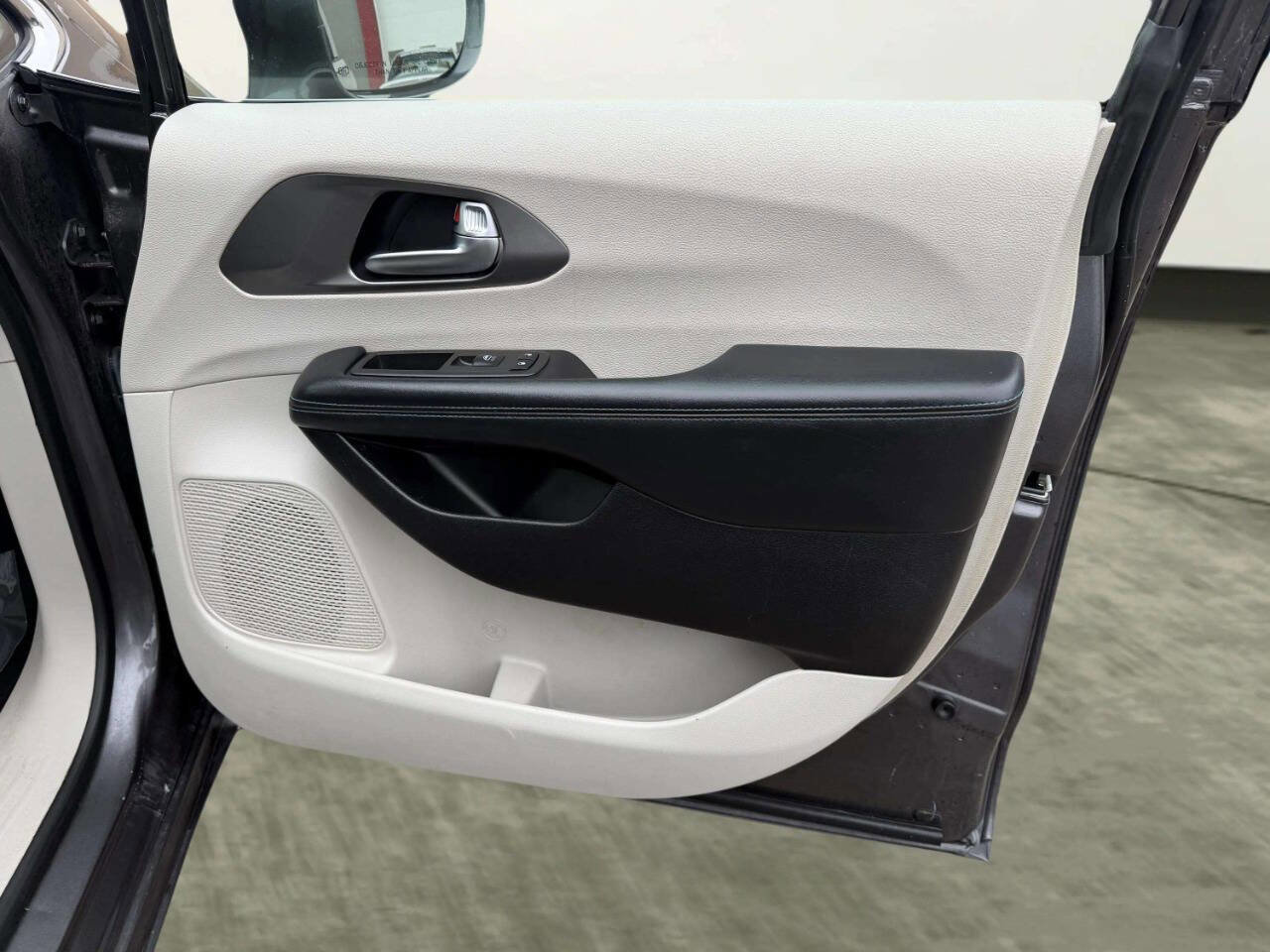 Used 2021 Chrysler Pacifica Touring w/ Cold Weather Group image 27