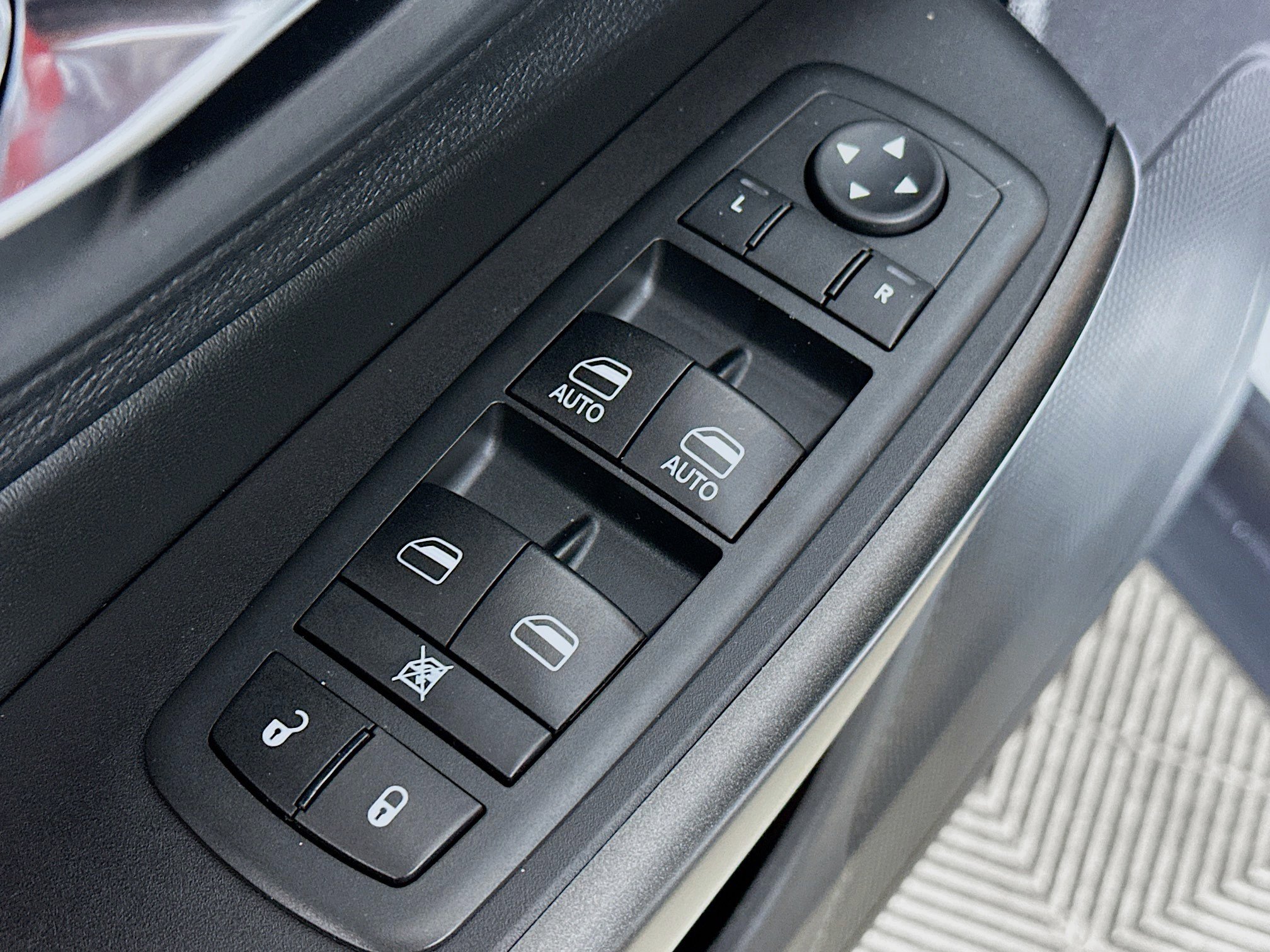 Used 2020 Jeep Cherokee Trailhawk w/ Technology Group AWD/4WD image 17