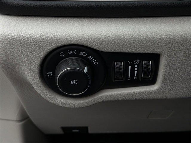 Used 2024 Chrysler Pacifica Touring-L image 32