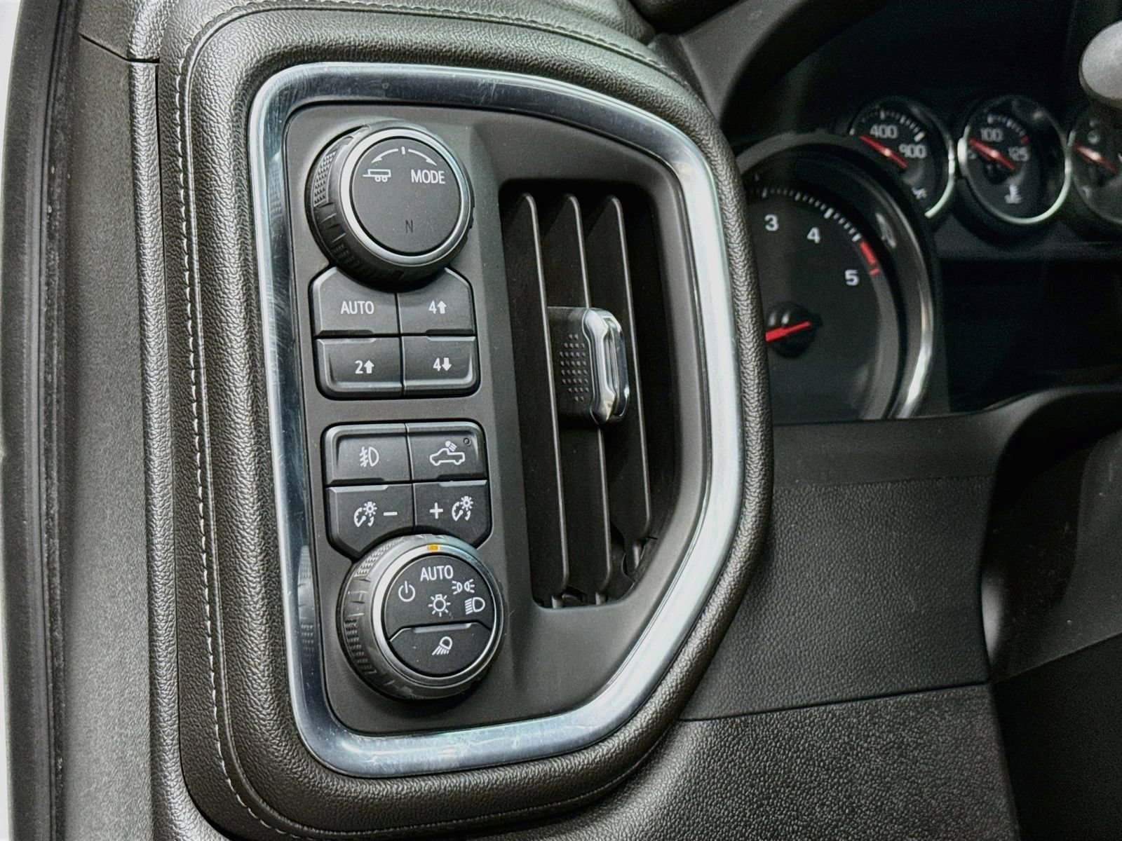 Used 2022 Chevrolet Silverado 3500 LTZ w/ LTZ Convenience Package AWD/4WD image 12