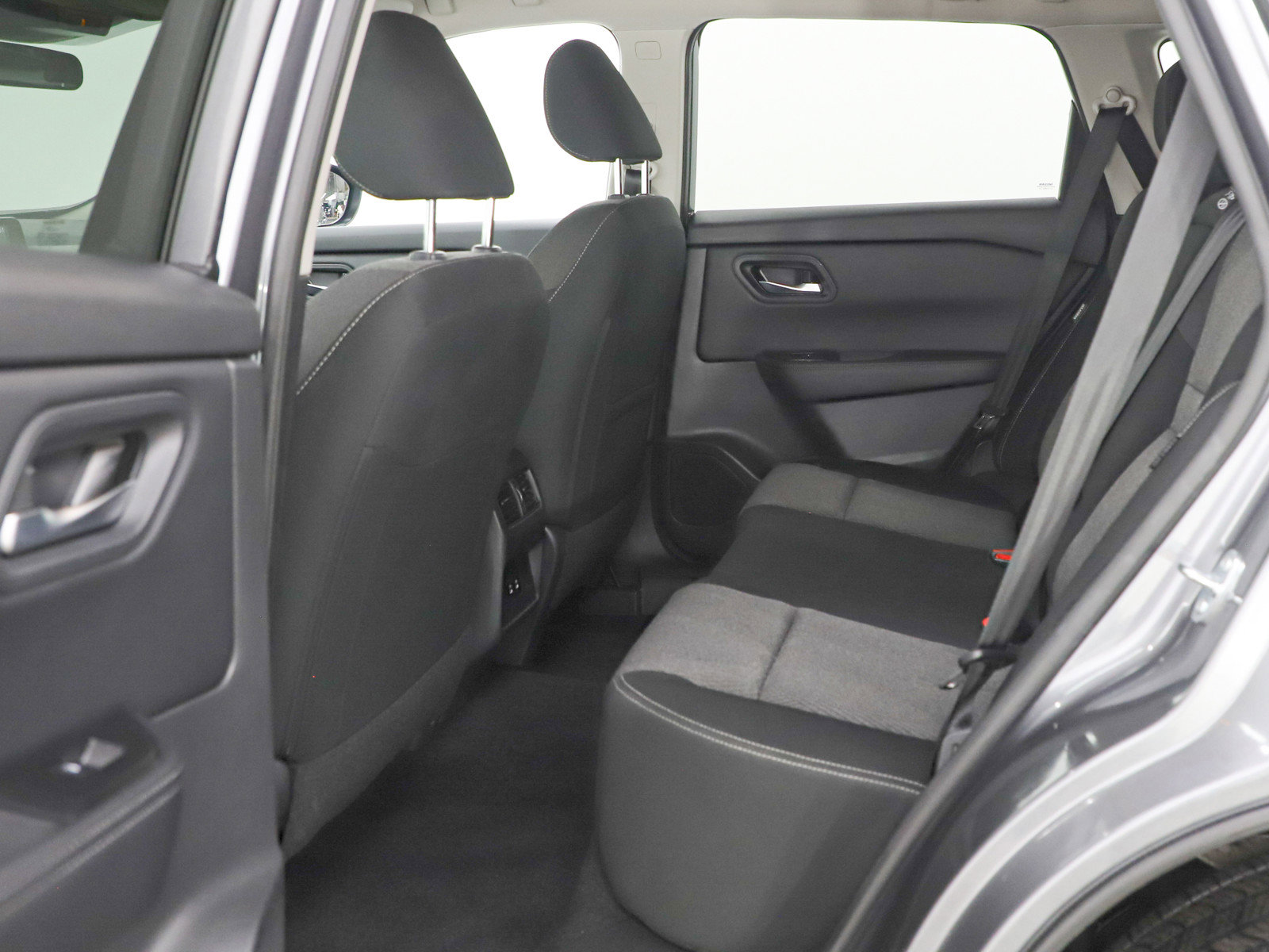 Used 2025 Nissan Rogue SV image 18