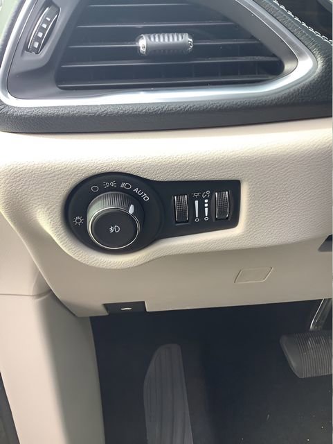 Certified 2024 Chrysler Pacifica Limited image 30