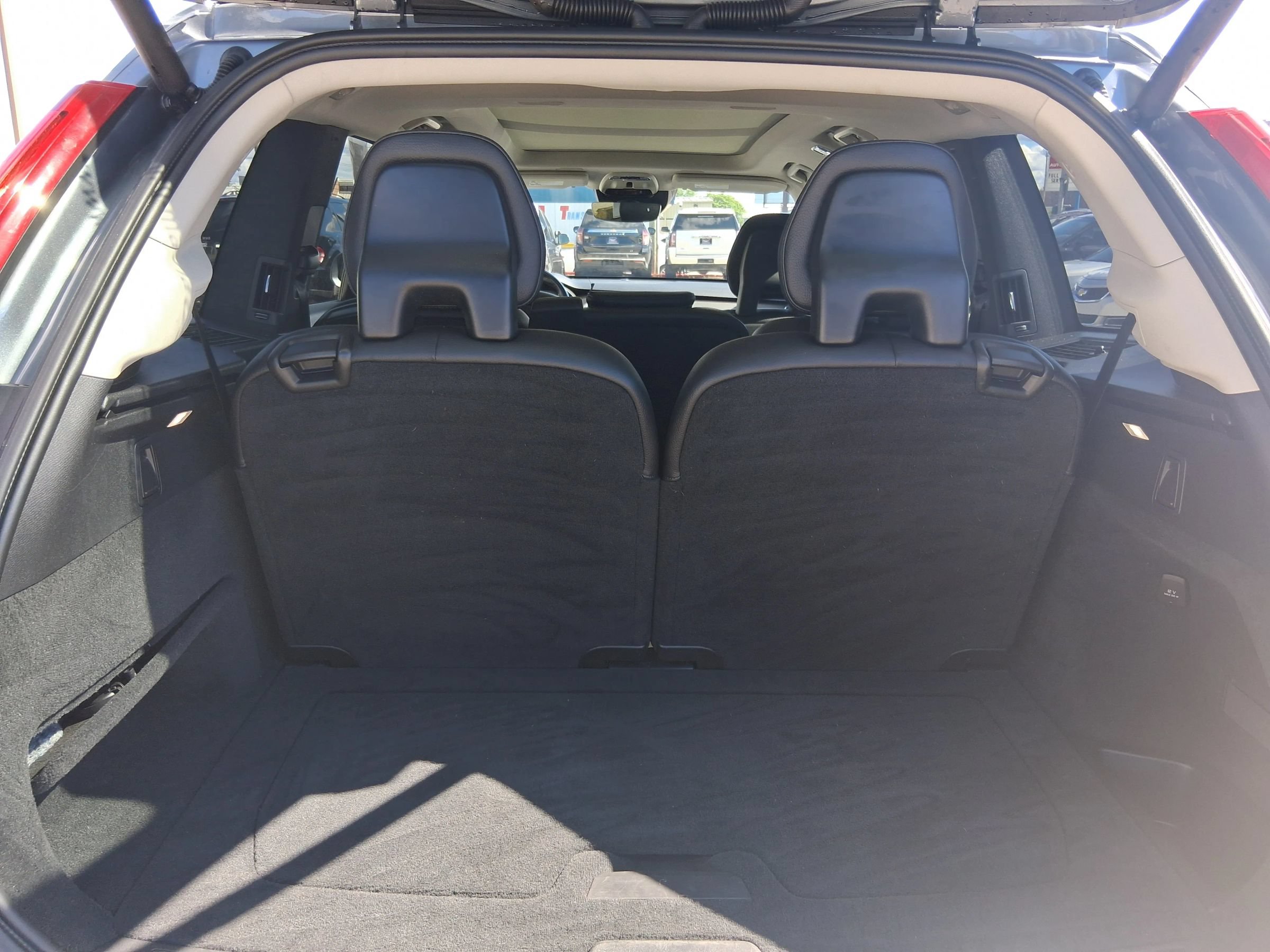 Used 2018 Volvo XC90 T5 Momentum w/ Convenience Package AWD/4WD image 9