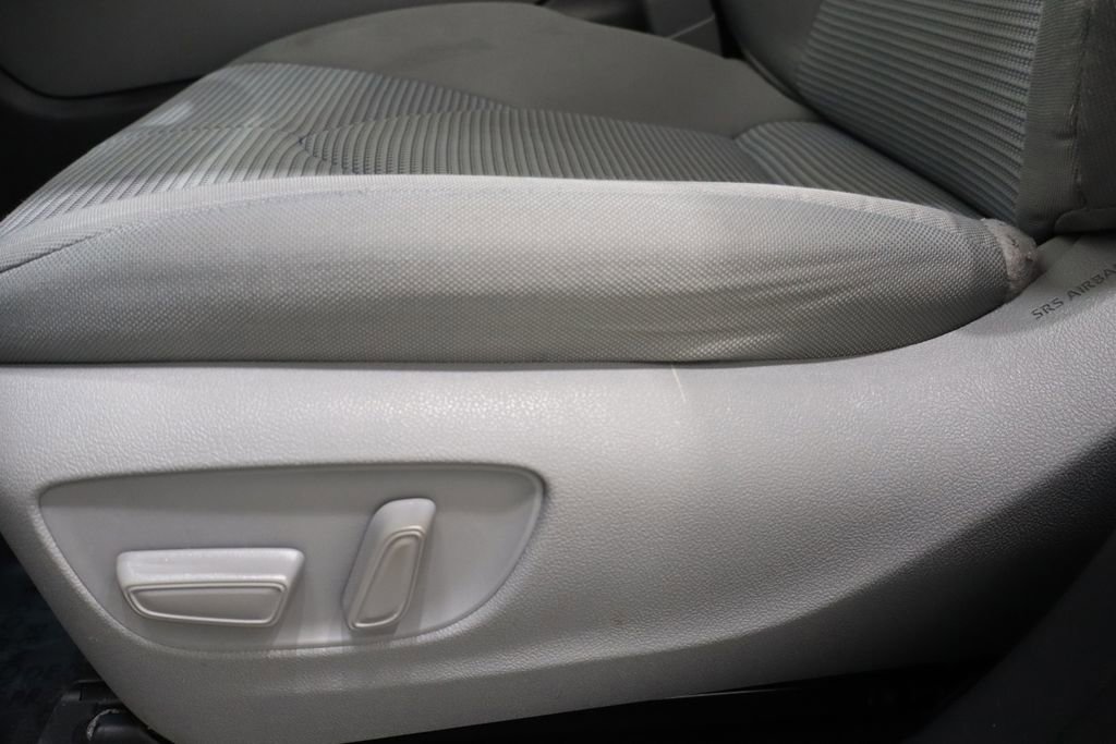 Used 2021 Toyota Highlander L image 19