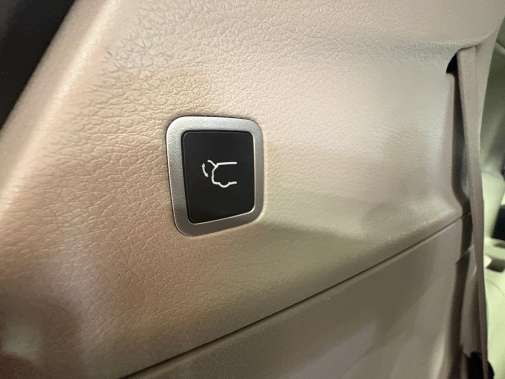 Used 2022 Chrysler Voyager LX FWD image 11