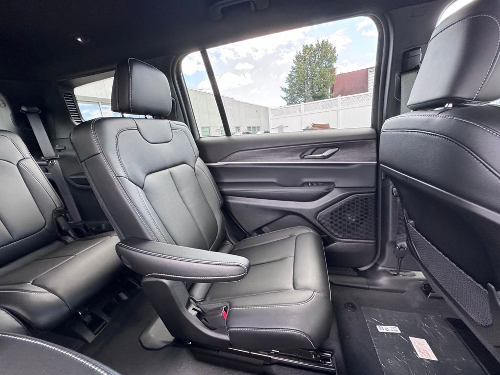 Used 2025 Jeep Grand Cherokee L Limited w/ Black Appearance Package AWD/4WD image 22