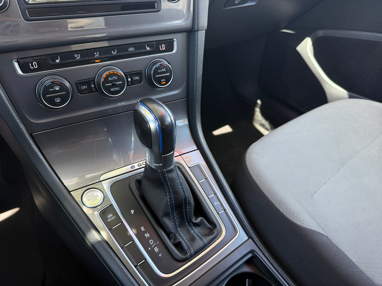 Used 2015 Volkswagen e-Golf Limited Edition FWD image 13