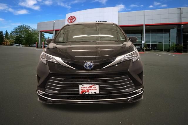 Certified 2025 Toyota Sienna Platinum AWD/4WD image 7