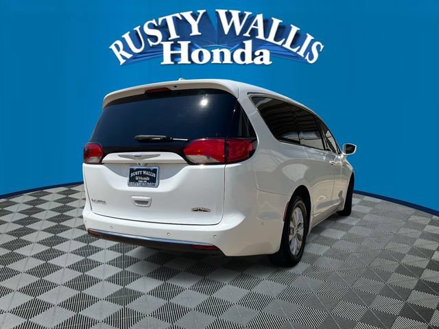Used 2020 Chrysler Pacifica Touring w/ Advanced Safetytec Group FWD image 3
