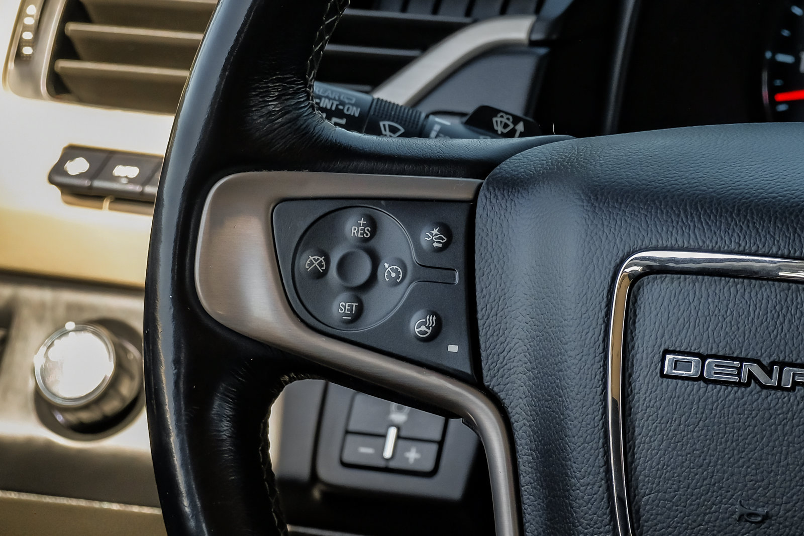 Used 2018 GMC Yukon Denali RWD image 18