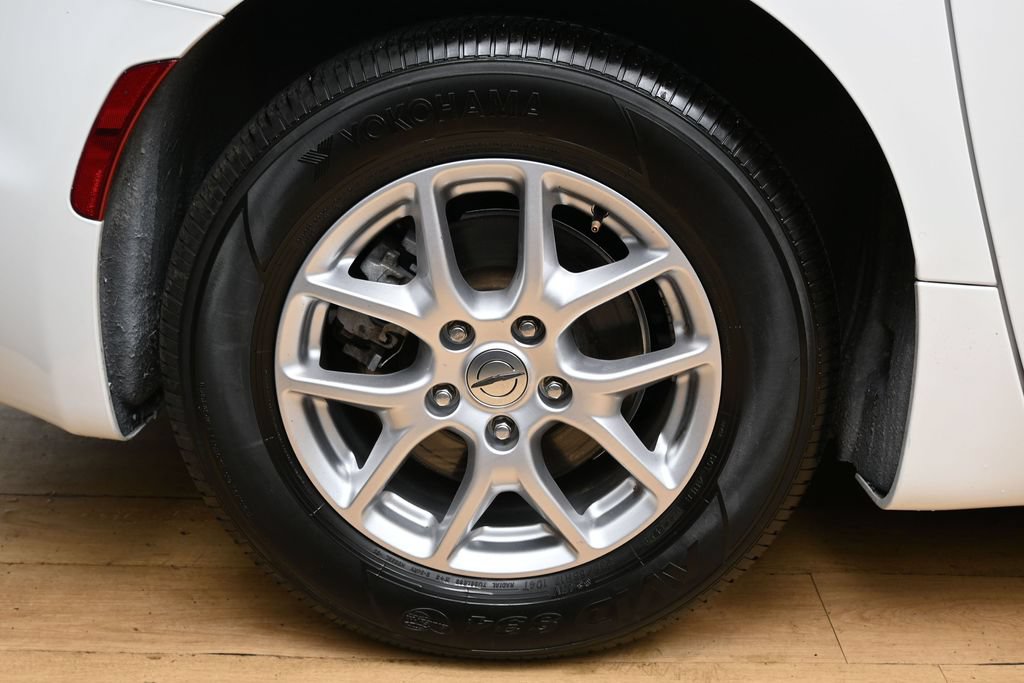 Used 2024 Chrysler Pacifica Touring-L FWD image 13