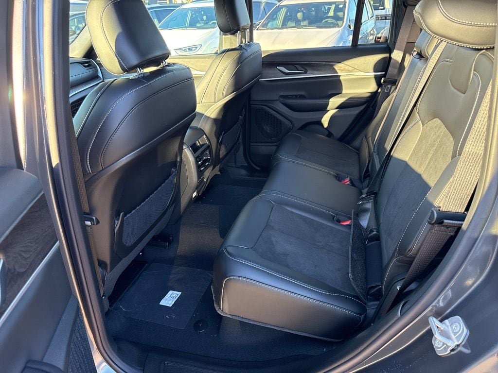 New 2026 Jeep Grand Cherokee Altitude AWD/4WD image 12