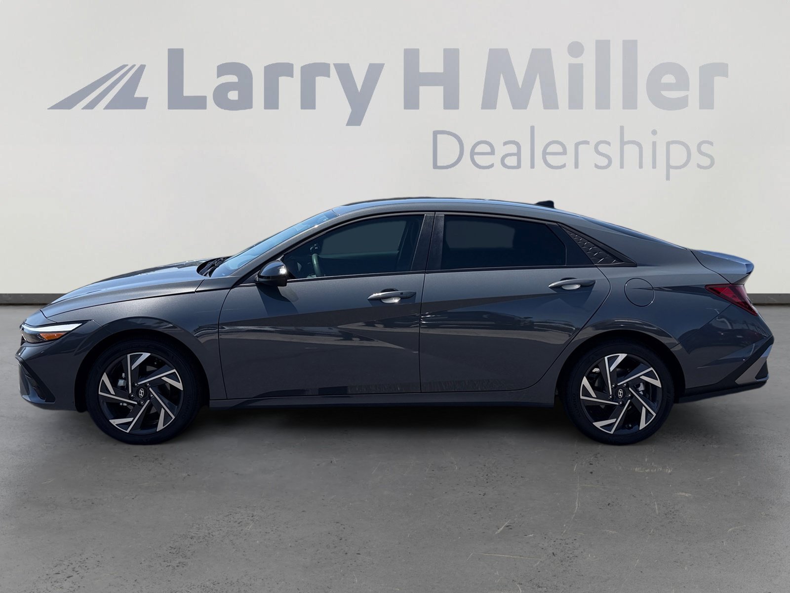 Certified 2025 Hyundai Elantra Sport FWD image 3