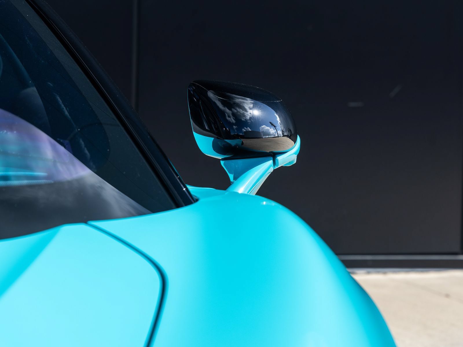 Used 2025 McLaren Artura Spider RWD image 18