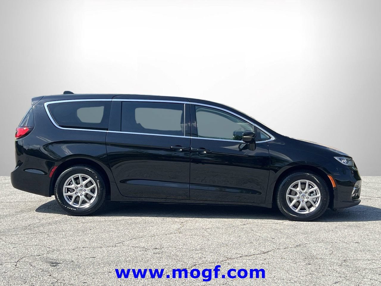 Used 2024 Chrysler Pacifica Touring-L FWD image 28