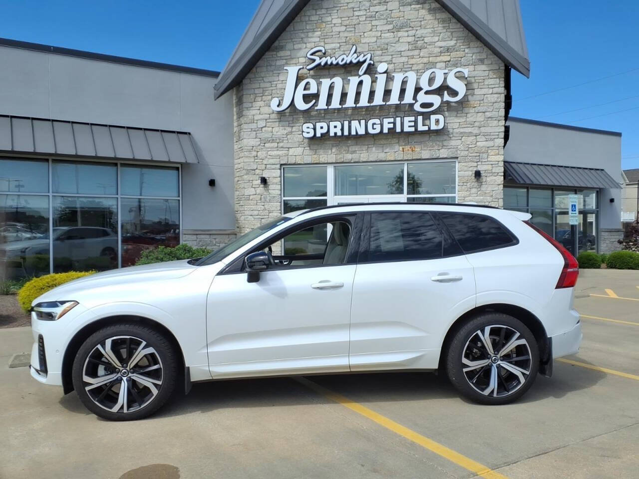 Used 2023 Volvo XC60 B6 Ultimate w/ Climate Package AWD/4WD image 2