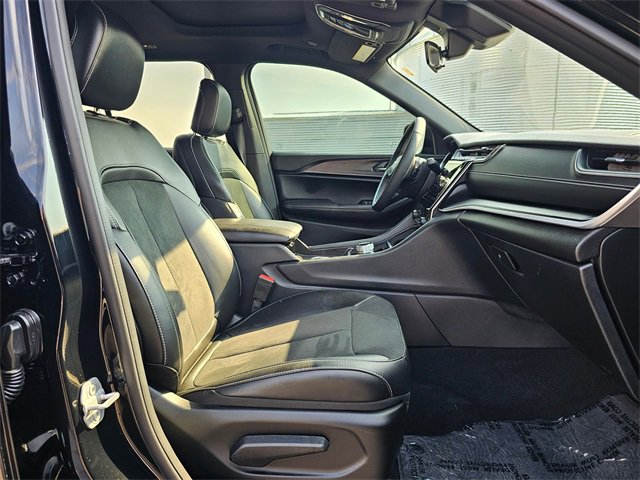 Used 2025 Jeep Grand Cherokee Altitude image 15