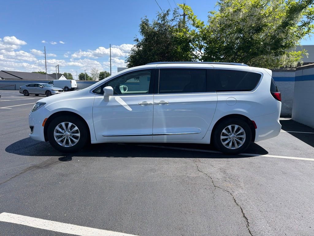 Used 2018 Chrysler Pacifica Touring-L Plus FWD image 2