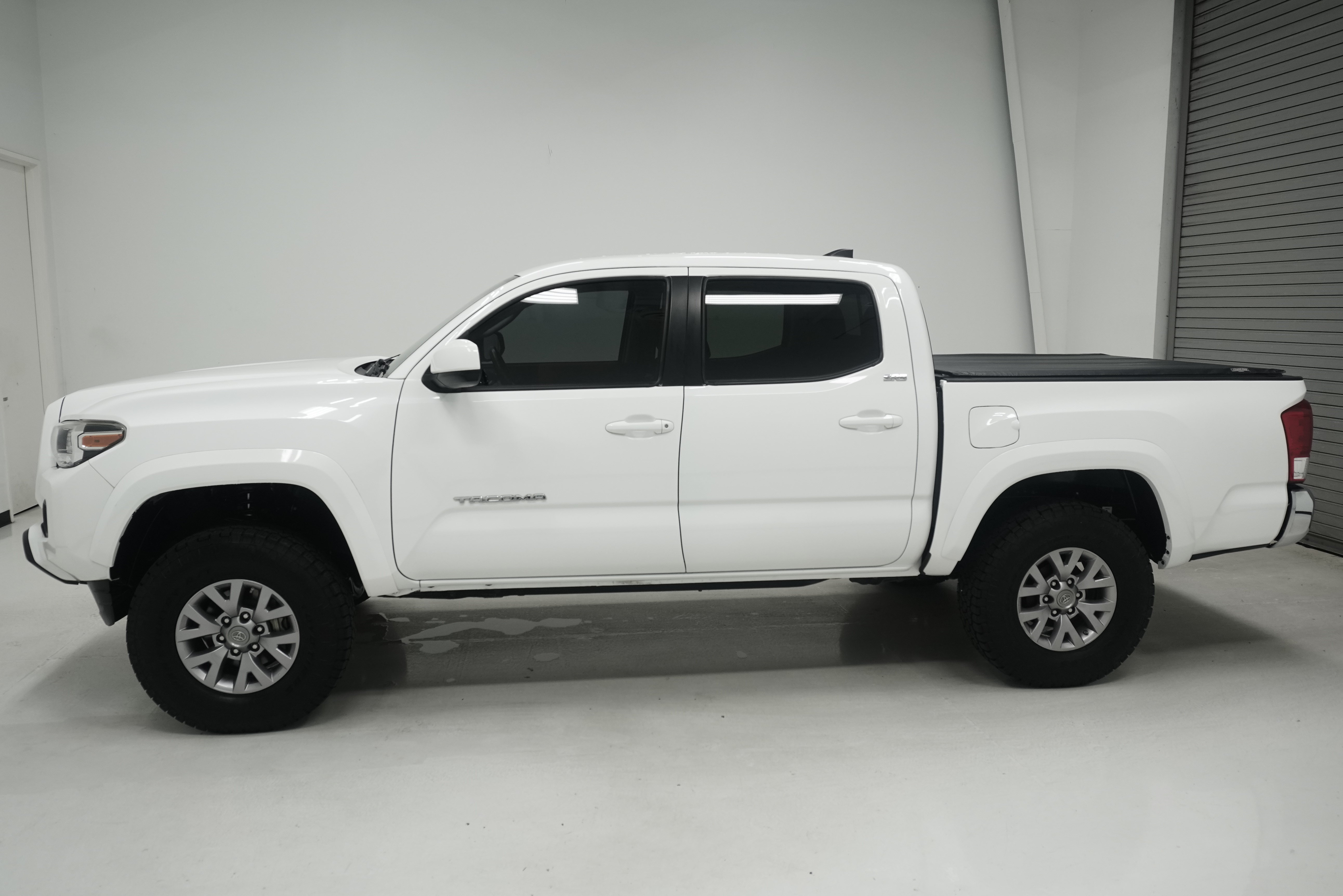 Used 2017 Toyota Tacoma SR5 w/ Tow Package RWD image 6