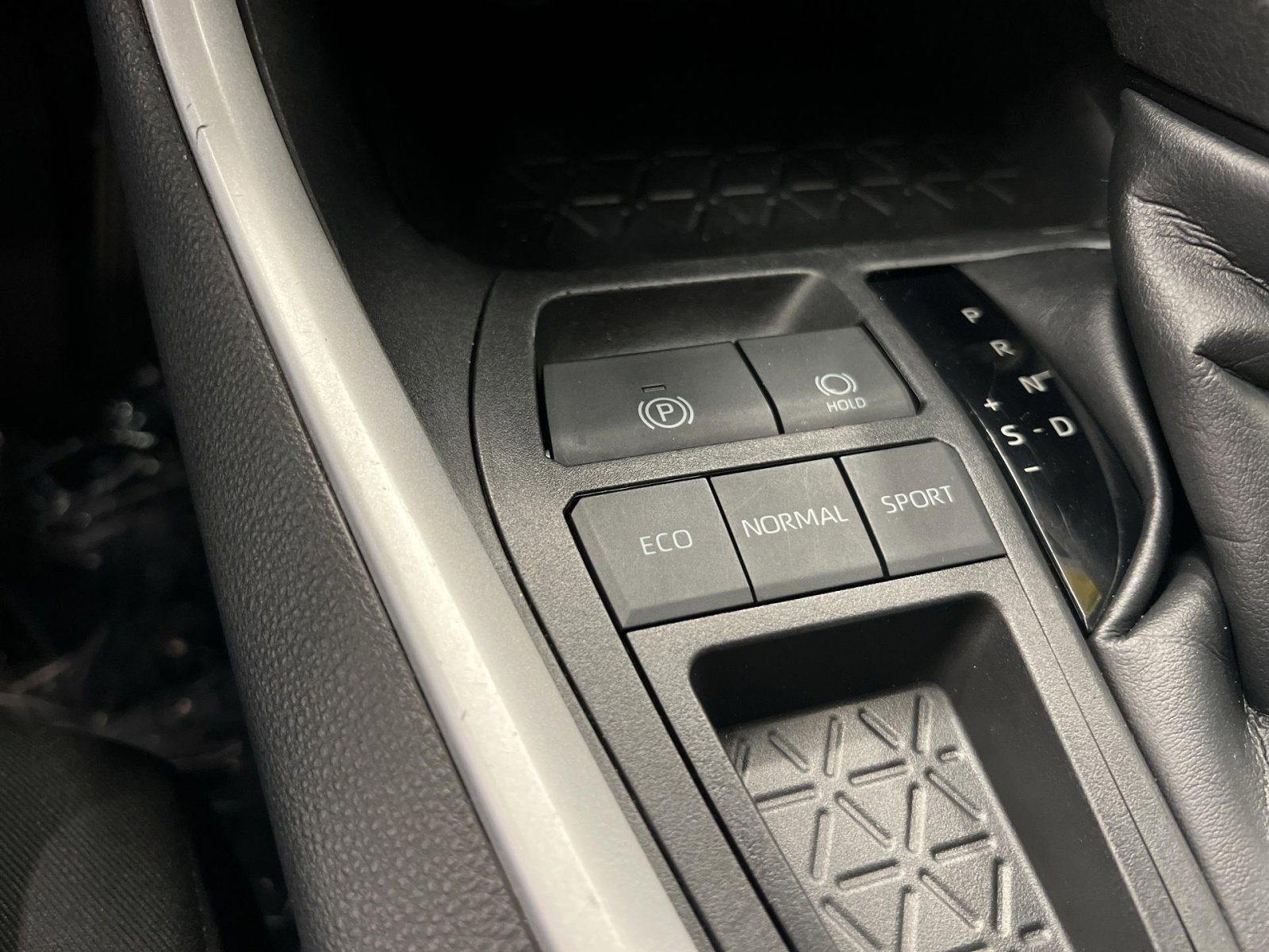 Used 2022 Toyota RAV4 LE image 28