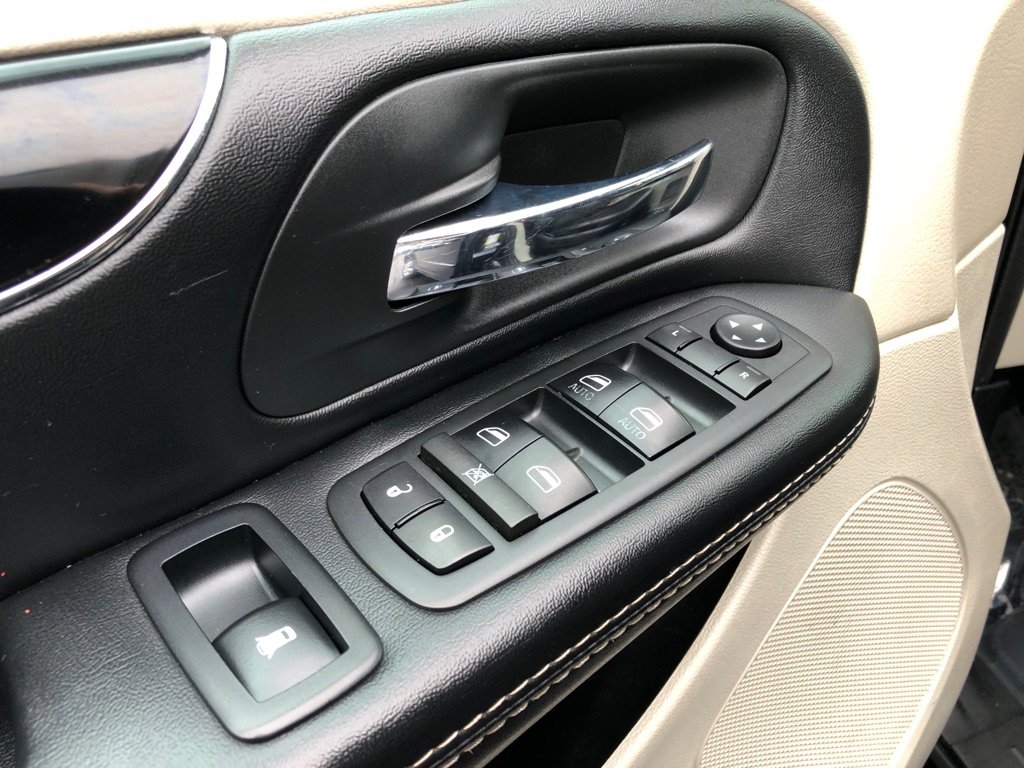 Used 2017 Dodge Grand Caravan SXT image 17
