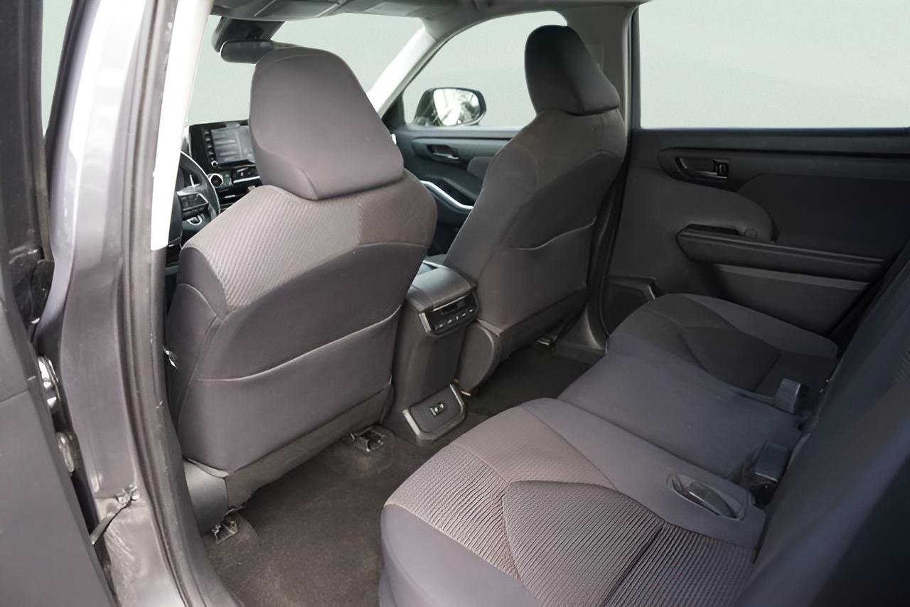 Used 2021 Toyota Highlander L FWD image 11